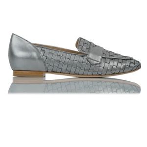 Women’s Joan Oloff Lala Silver Metallic Woven Loafers.  Sz 9
